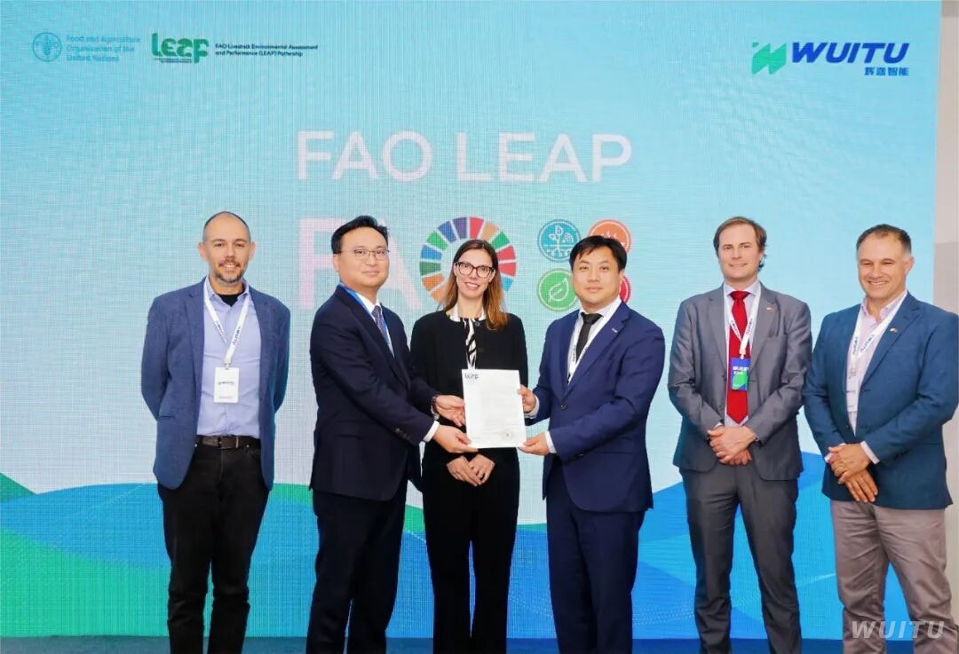 辉途代表在 FAO LEAP 伙伴活动现场接受伙伴确认函