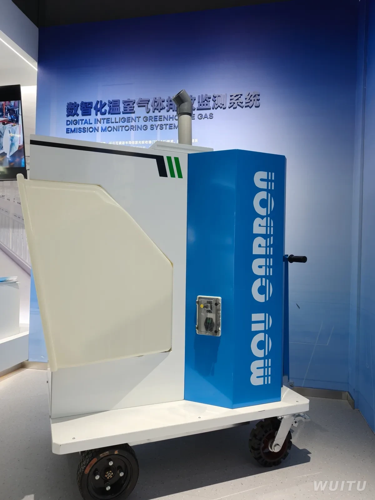 Side view of the mobile MouCarbon sampling unit